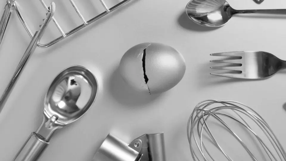 O Gemini disse
This image is a striking black and white (monochromatic) composition that merges culinary themes with a metallic, industrial aesthetic.