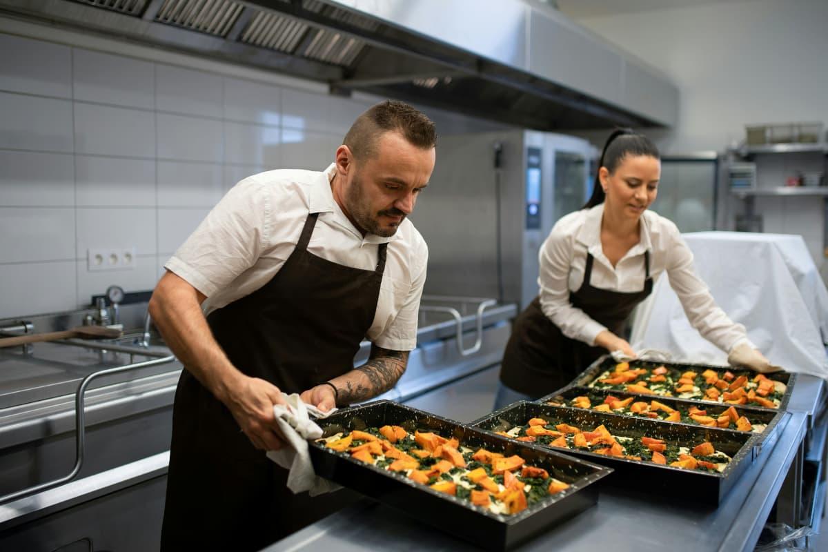 Chefs preparing meals efficiently, showing how CloudKitchens helps delivery expansion in America through optimized kitchen spaces.