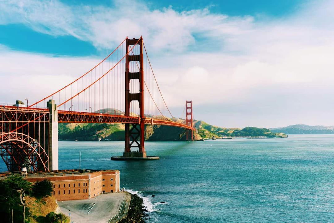 Golden Gate Bridge with scenic bay view, illustrating top locations for ghost kitchens in San Francisco.